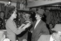 1958 - 018 - Fasching 1958
Bätz Alfred, Schnabel Erna geb. Scheckenbach, Schuhmann Werner, Fuchs Alfons, Fuchs Bernhard, Kinzinger Ludwig, Freitag Hildegard geb. Fuchs, Fuchs Georg, Dürr Josef, vorne Dürr Edwin